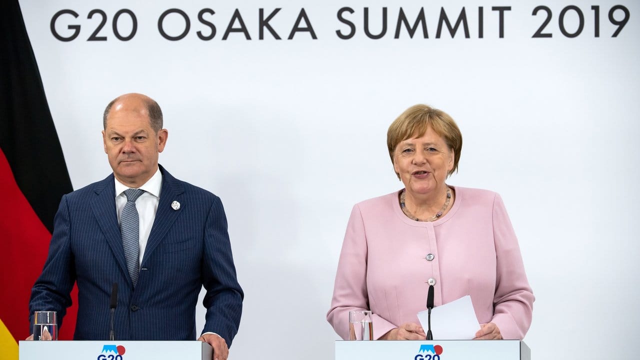 Kanzlerin Merkel und Finanzminister Scholz geben in Osaka eine Abschlusskonferenz. Kanzlerin Merkel und Finanzminister Scholz geben in Osaka eine Abschlusskonferenz.