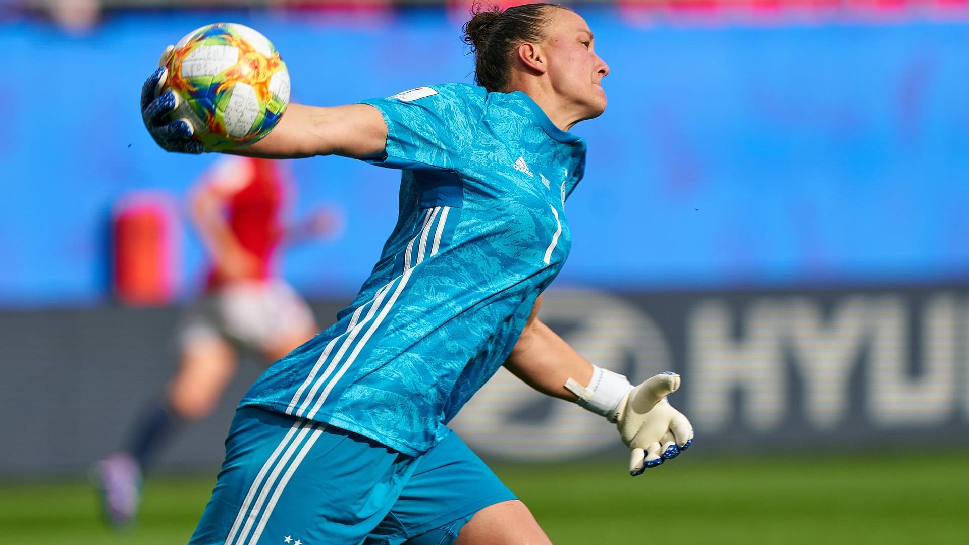 Almuth Schult: Auch in dieser Partie eigentlich ein starker Rückhalt für das deutsche Team, rettete in der 12. Minute einmal stark und bewahrte Deutschland vor dem Rückstand. Beim 1:1 machtlos. Beim 1:2 zunächst mit starker Parade, im Nachschuss dann ohne Abwehrmöglichkeit. Note 2