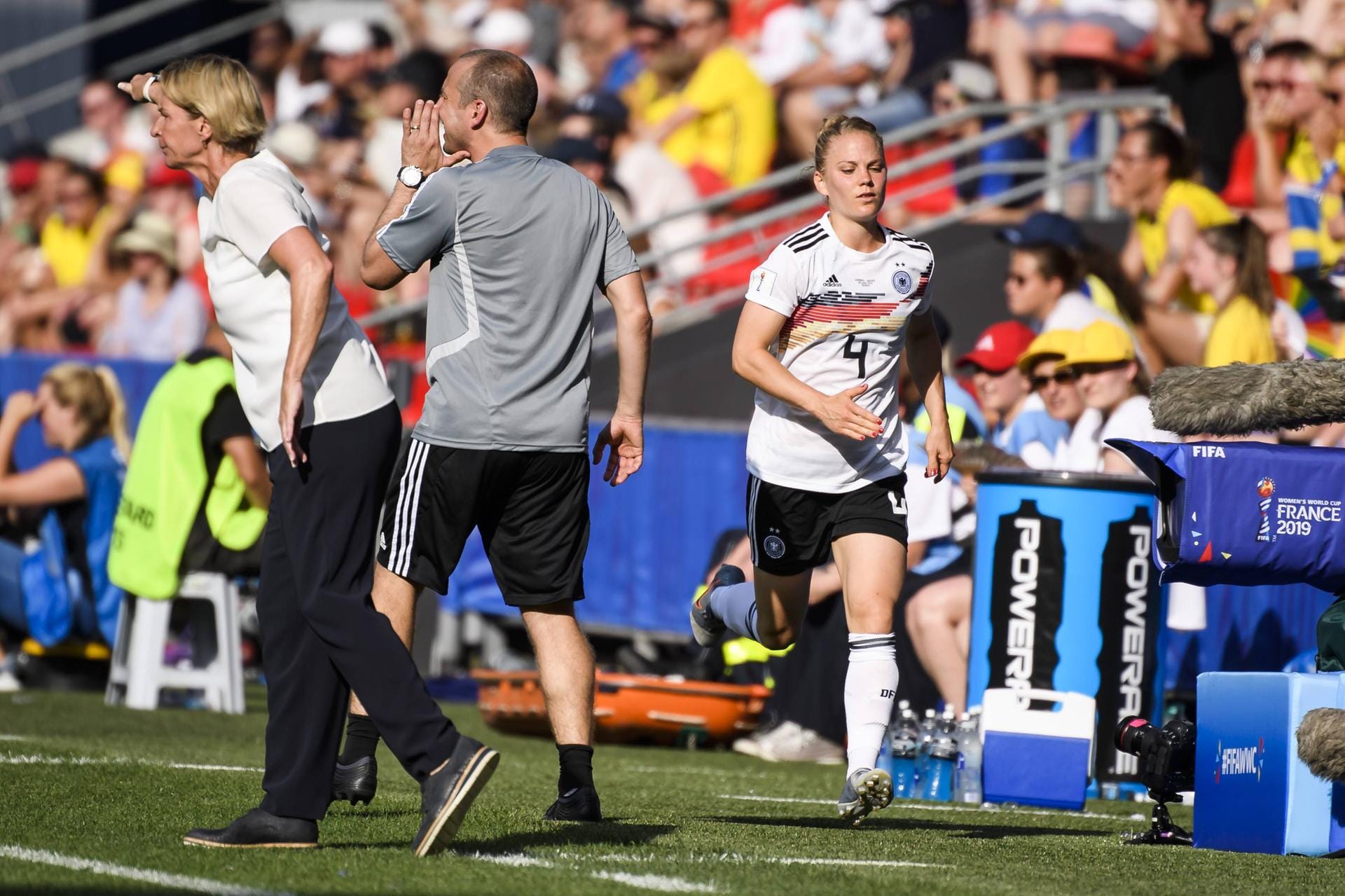 Leonie Maier: Ersetzte bereits kurz vor der Pause die etwas farige Simon und kam zu ihrem ersten WM-Einsatz. Die baldige Arsenal-Spielerin spielte fortan auf der rechten Seite, konnte dort aber wenige Impulse nach vorne setzen. Note 4