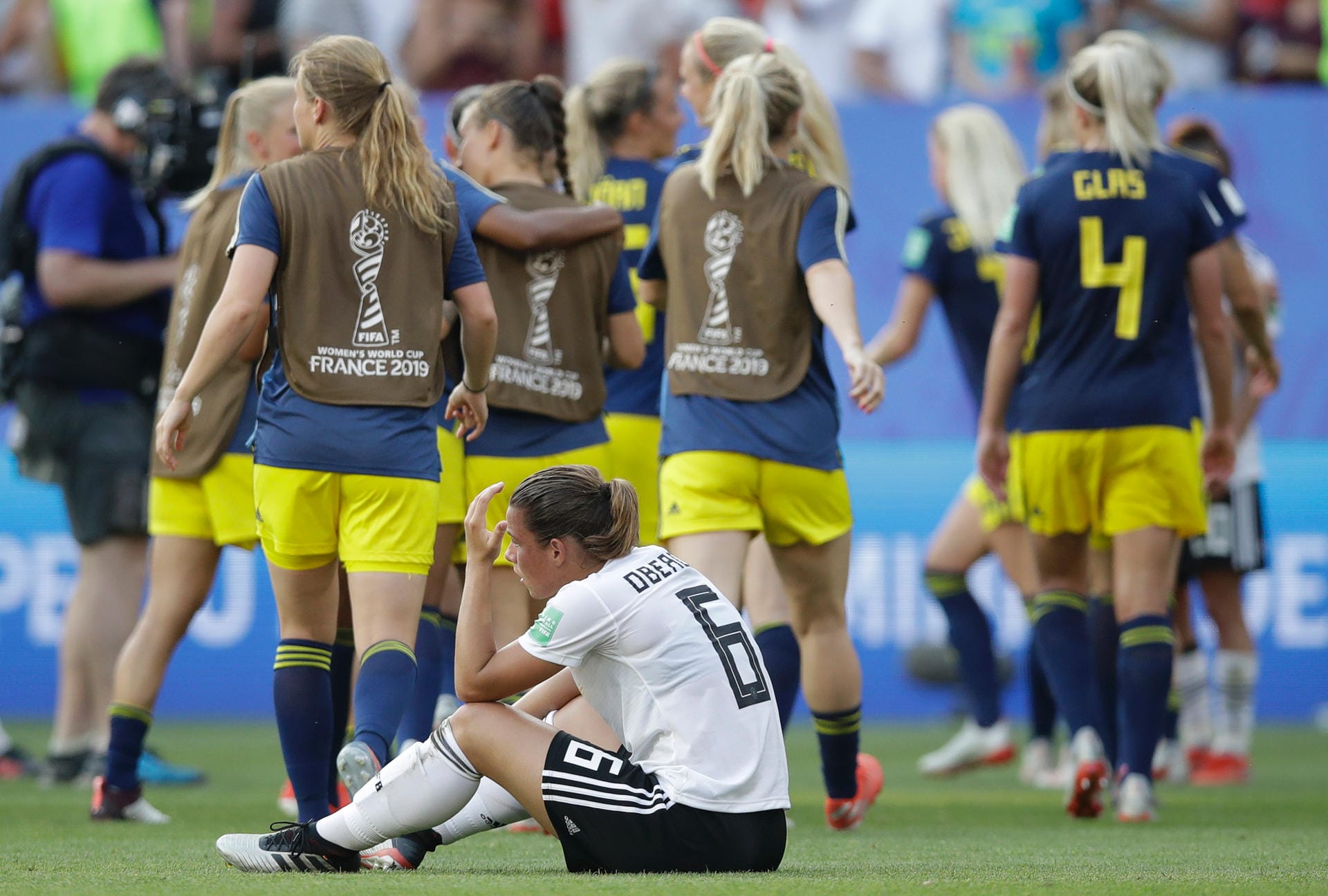 Lena Oberdorf: Die jüngste im DFB-Team kam für Schüller in die Partie, als es bereits schlecht um die deutsche Mannschaft stand. Hatte drei Minuten vor Schluss per Kopfball die riesengroße Chance auf den Ausgleich, setzte den Ball aber knapp neben den linken Pfosten. Note 3