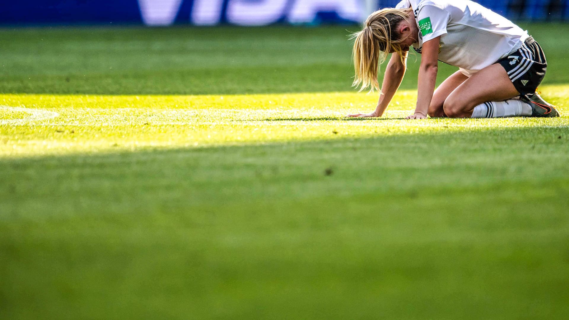 Die deutsche Nationalmannschaft verlor am Samstagabend das WM-Viertelfinale mit 1:2 gegen Schweden. Lina Magull brachte ihr Team zunächst in Führung. Doch das reichte nicht. Lea Schüller (Foto) und ihre Teamkolleginnen waren nach der Partie am Boden zerstört. t-online.de-Redakteur Noah Platschko hat die deutschen Spielerinnen einzeln bewertet.