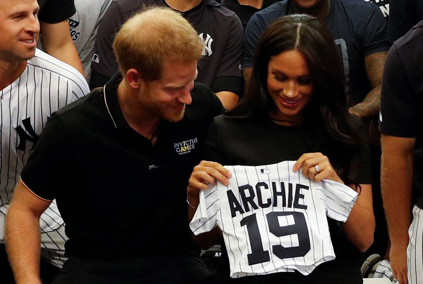 Die New York Yankees brachten ein Geschenk mit: ein Mini-Trikot für Archie.