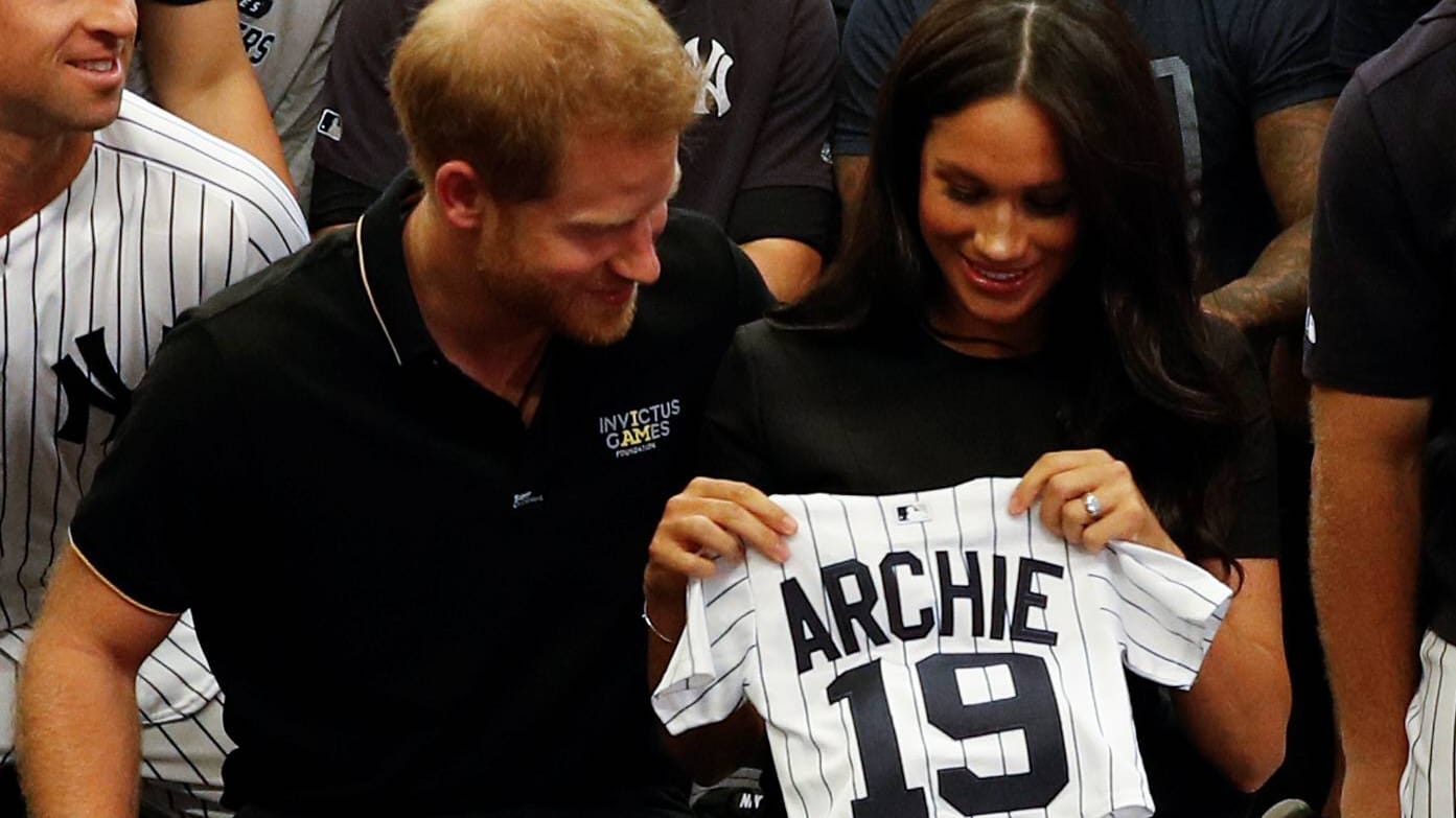 Die New York Yankees brachten ein Geschenk mit: ein Mini-Trikot für Archie.