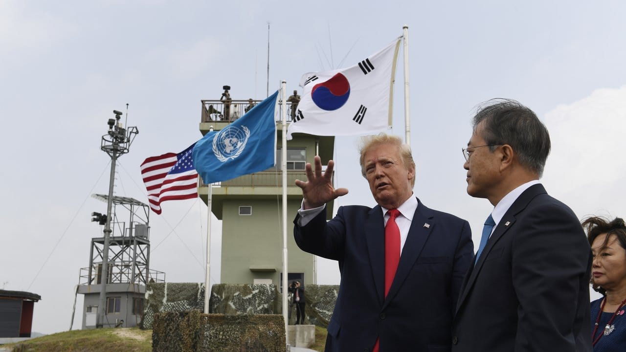 US-Präsident Donald Trump neben Südkoreas Präsident Moon Jae-in an der entmilitarisierten Zone.