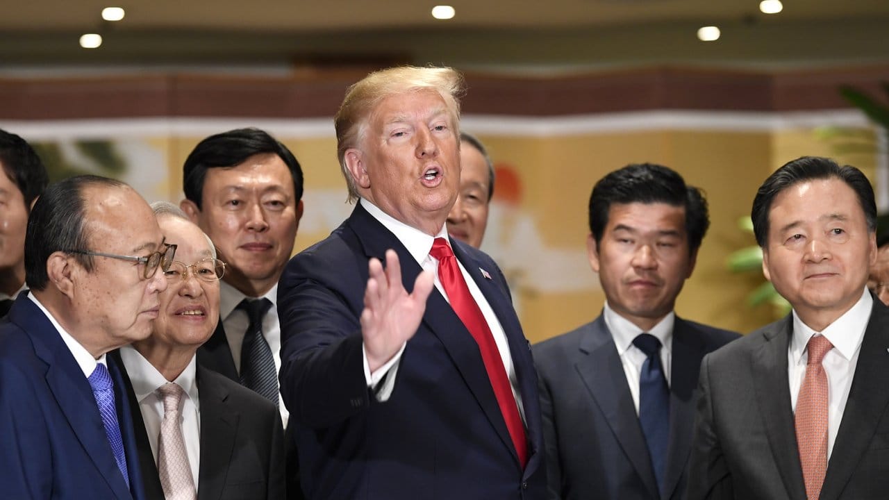 US-Präsident Donald Trump während seines Besuchs in Südkorea mit koreanischen Wirtschaftsführern.