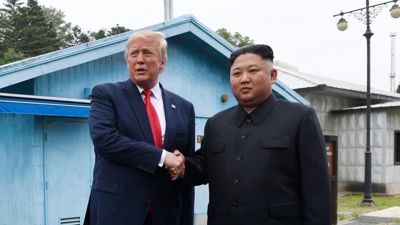 US-Präsident Donald Trump und Nordkoreas Machthaber Kim Jong Un bei ihrem Handschlag in der entmilitarisierten Zone.