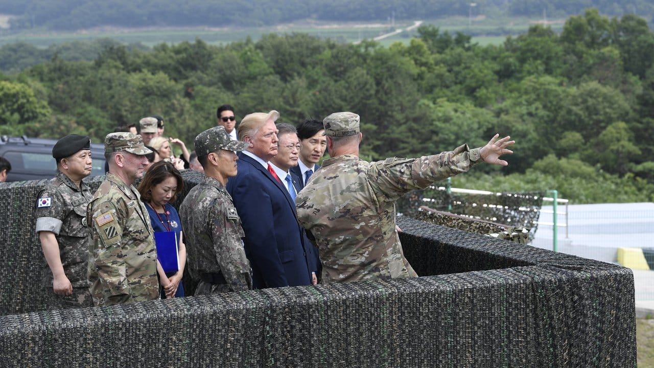 US-Präsident Donald Trump blickt vom Beobachtungsposten Ouellette aus der koreanischen entmilitarisierten Zone in Richtung Nordkorea.