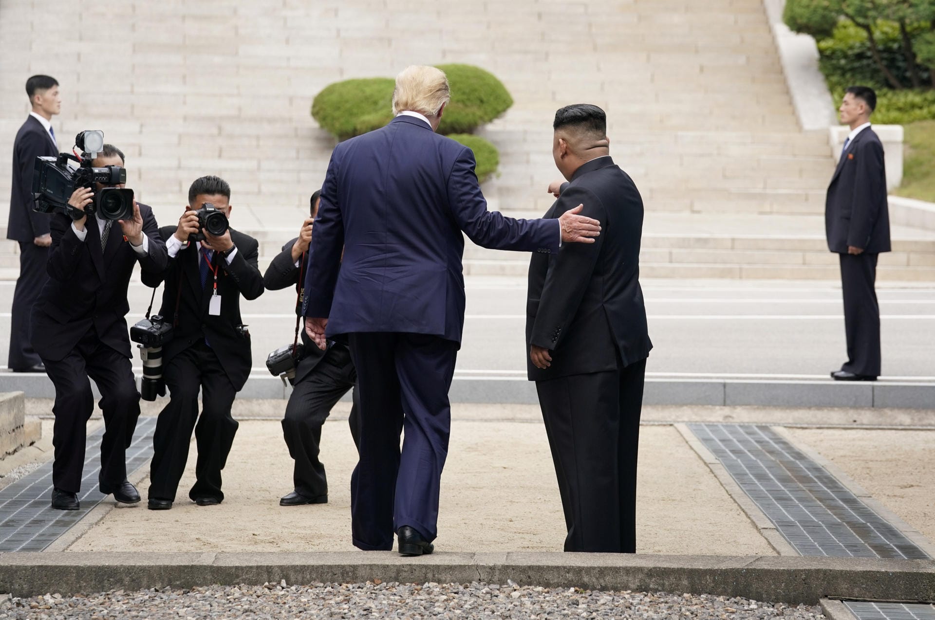 Kurz danach bietet Kim Trump an, auf die nordkoreanische Seite der Grenze zu gehen.
