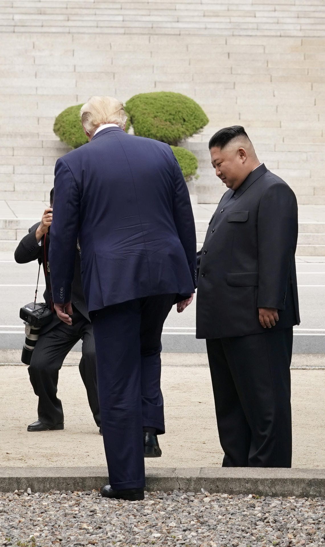 Trump willigt ein und macht einen historischen Schritt: Noch nie hat ein amtierender US-Präsident nordkoreansichen Boden betreten.