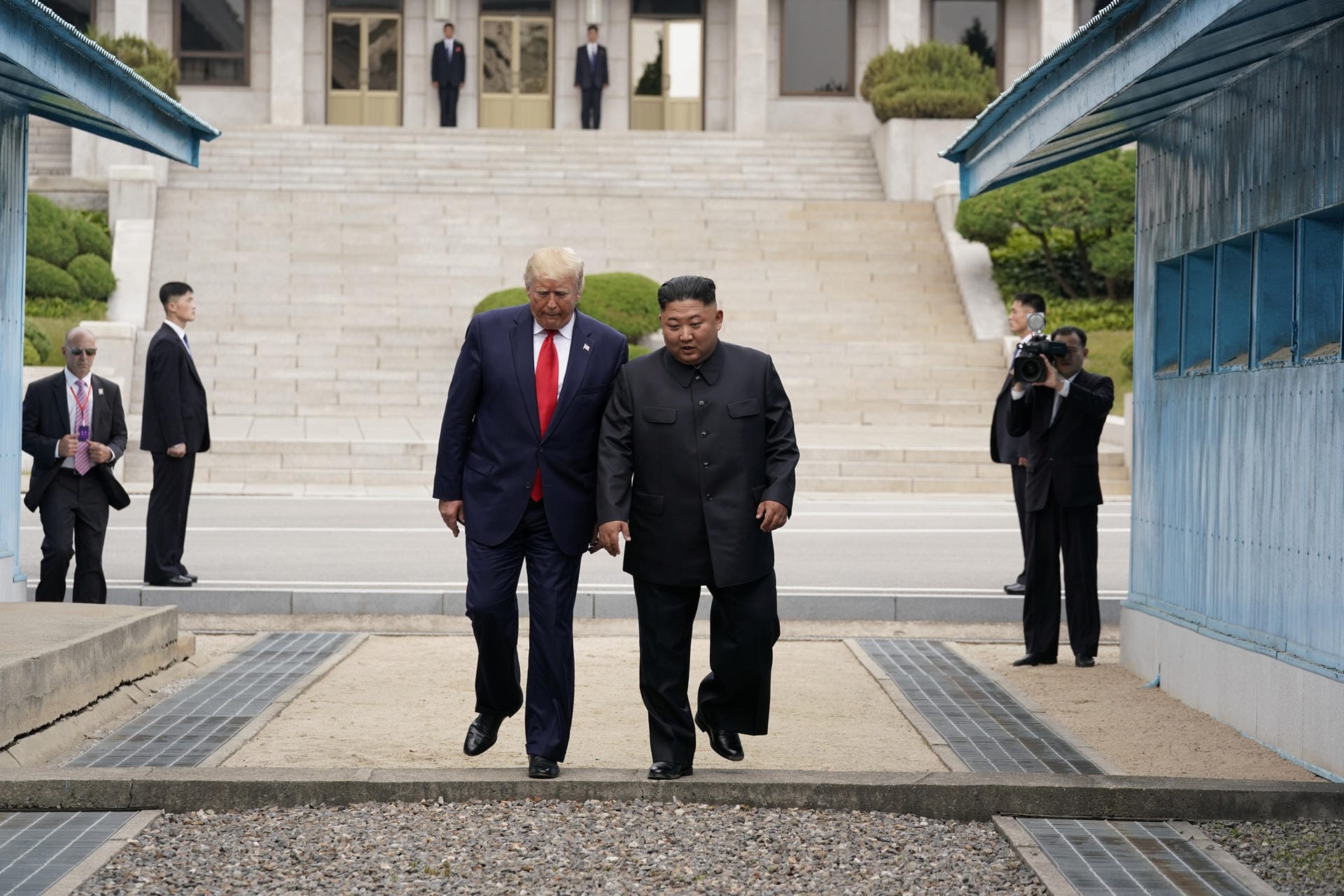 Danach schlendern Trump und Kim auf die südkoreanische Seite.