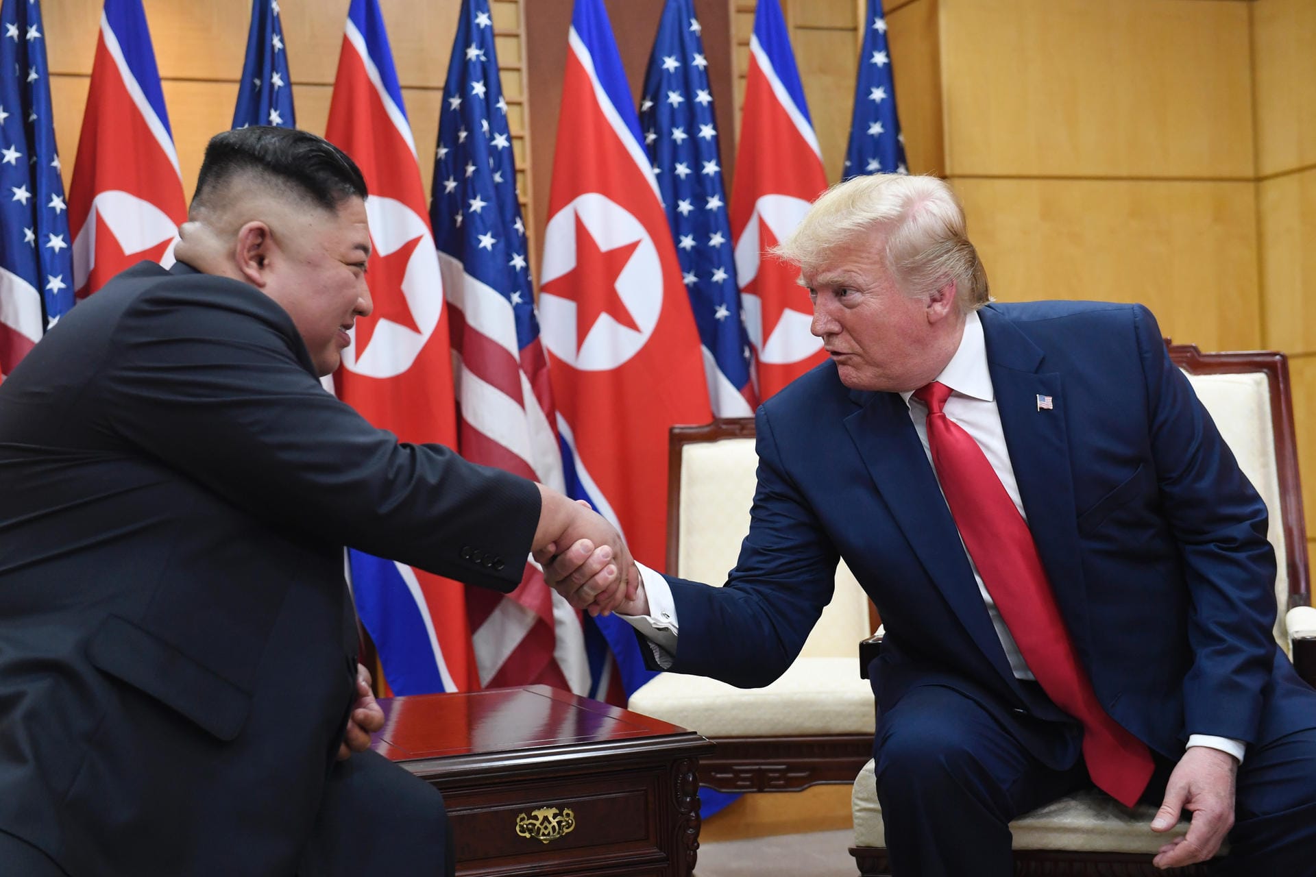Danach setzen sich Kim und Trump für ein längeres Gespräch auf der südkoreanischen Seite zusammen.
