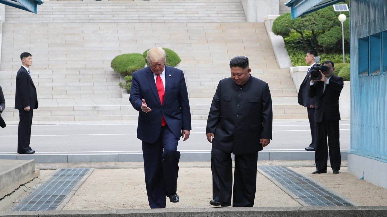 Donald Trump und Kim Jong Un beim Überschreiten der Demarkationslinie.