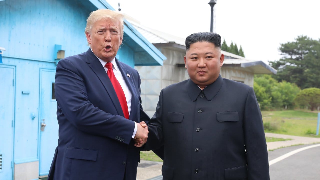 Der US-Präsident und Nordkoreas Machthaber bei ihrem Spontantreffen in Panmunjom.