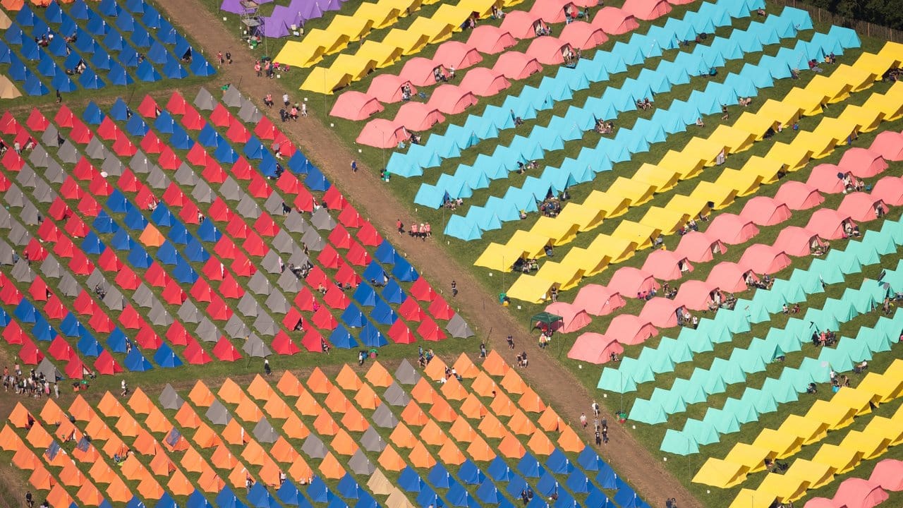 In Reih und Glied: Bunte Zelte auf der Worthy Farm beim Glastonbury Festival.