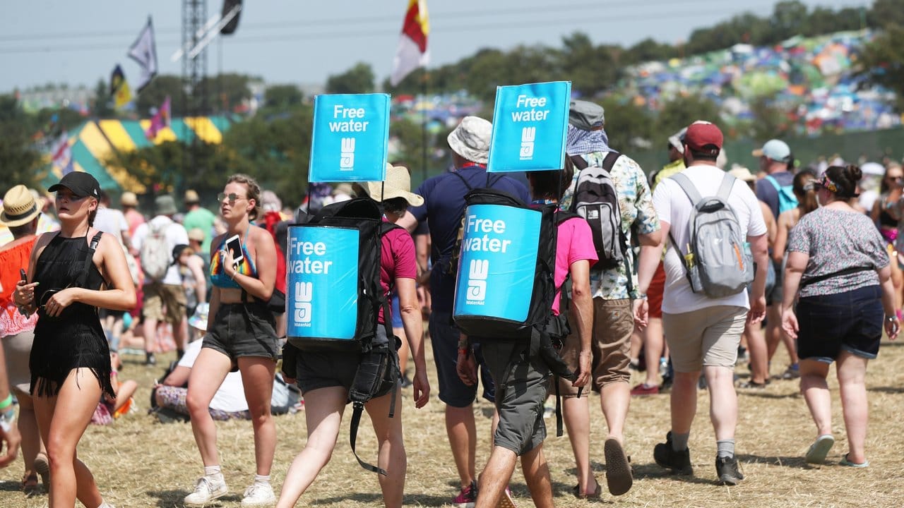 Sehr löblich: Zwei Festivalbesucher mit Wasserspendern auf ihrem Rücken beim Glastonbury Festival.