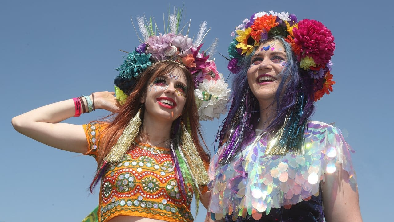 Hippiemädchen beim Glastonbury Festival.