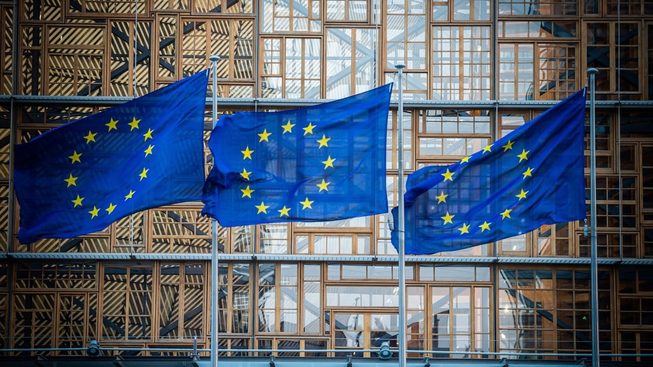 Flaggen der Europäischen Union vor dem Europa-Gebäude in Brüssel.