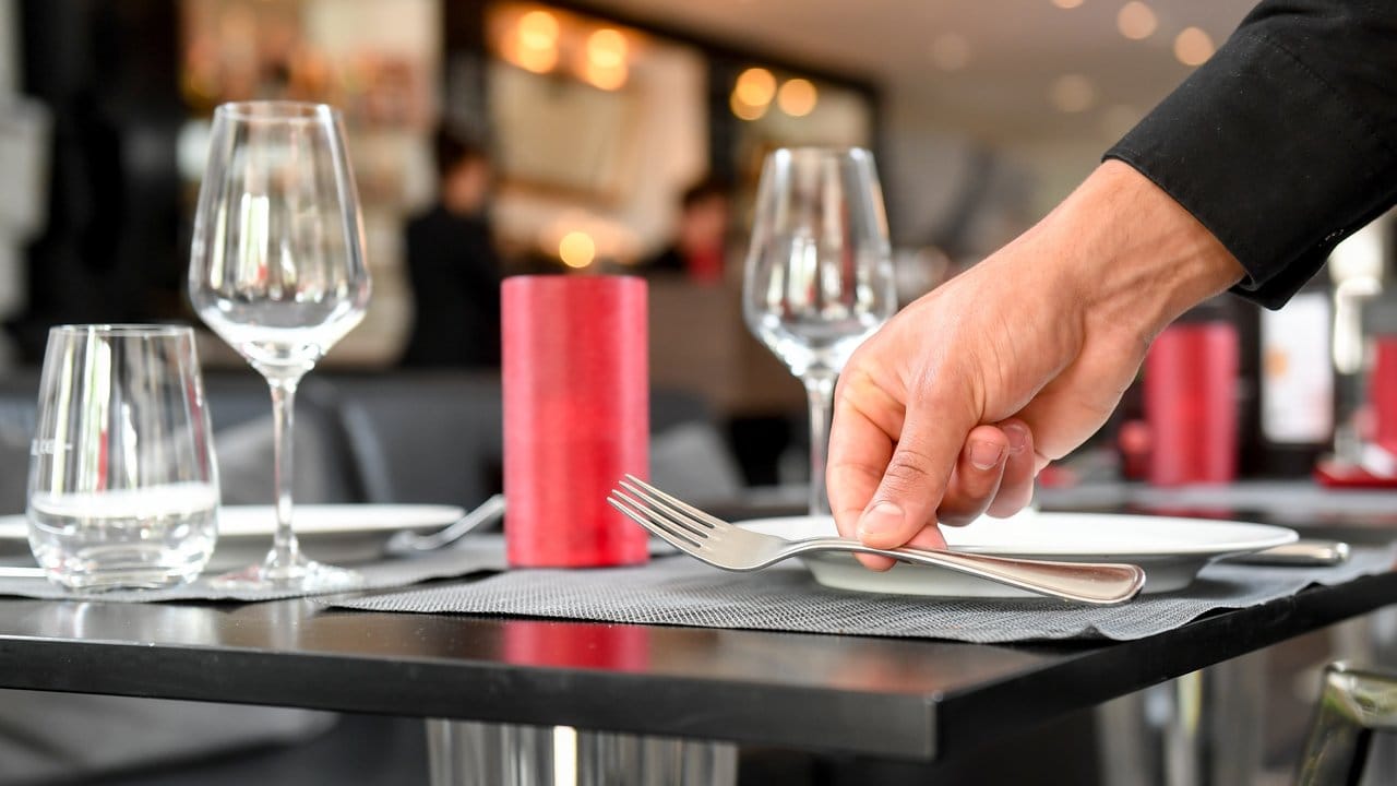 Tischlein deck dich: Für Auszubildende zur Fachkraft im Gastgewerbe gehört auch das Eindecken im Restaurant zum Berufsalltag.
