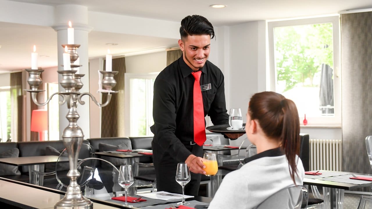 Ob im Restaurant oder auf dem Zimmer: Ishaq Shabak Khel, angehende Fachkraft im Gastgewerbe, lernt, was guter Service für die Hotelgäste bedeutet.