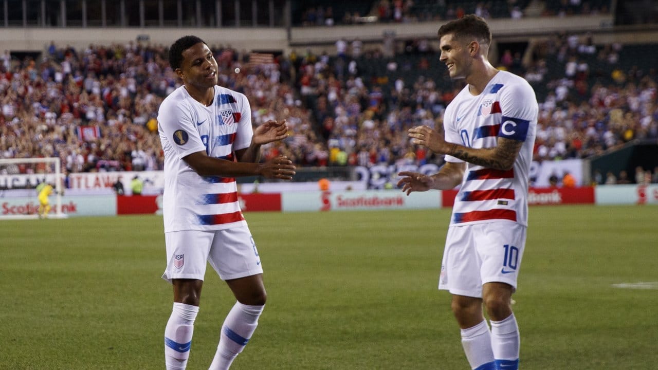 Weston McKennie (l) aus den USA bejubelt sein Tor zum 1:0 mit Christian Pulisic. Weston McKennie (l) aus den USA bejubelt sein Tor zum 1:0 mit Christian Pulisic.