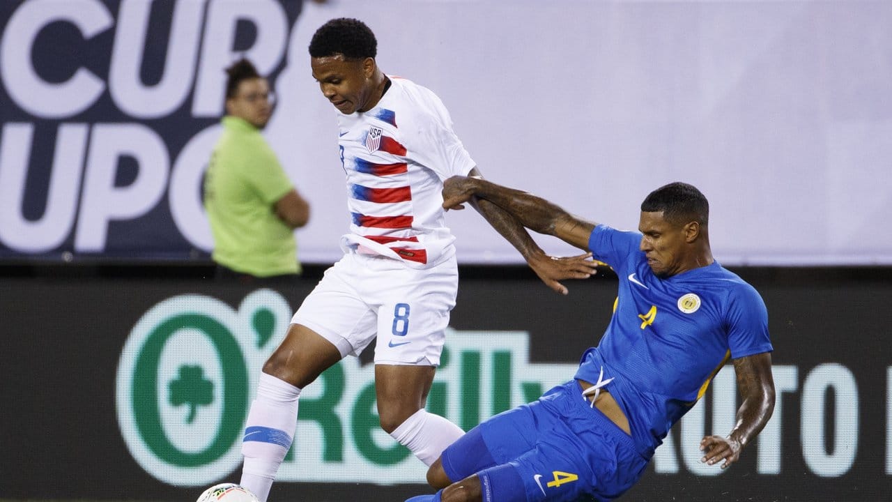 US-Spieler Weston Mckennie (l) gegen Darryl im Duell um den Ball mit Lachman von Curacao. US-Spieler Weston Mckennie (l) gegen Darryl im Duell um den Ball mit Lachman von Curacao.