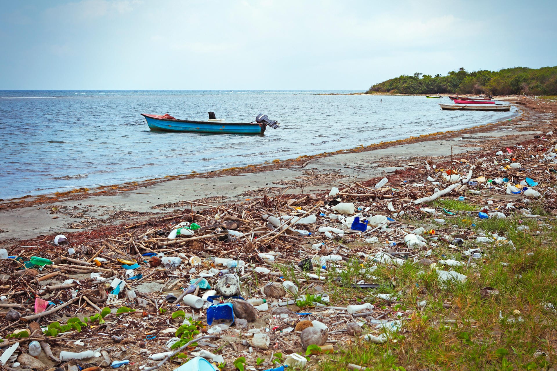 Plastikmüll an der Küste Jamaikas: Auf der Karibikinsel sind seit 1. Januar 2019 zahlreiche Plastikprodukte wie Tüten und Strohhalme verboten.