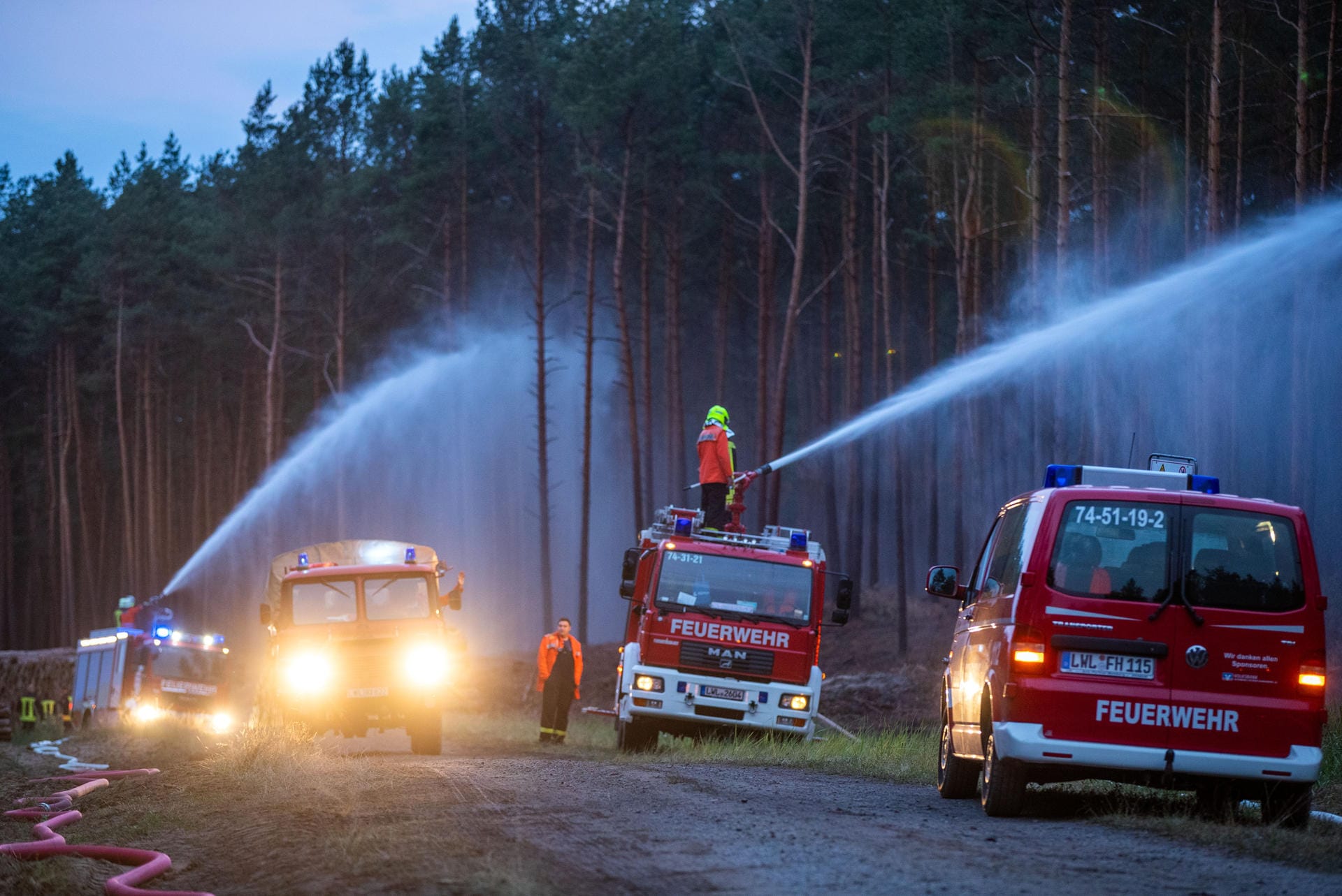 Der Brandgeruch dringt hunderte Kilometer weit bis nach Sachsen.