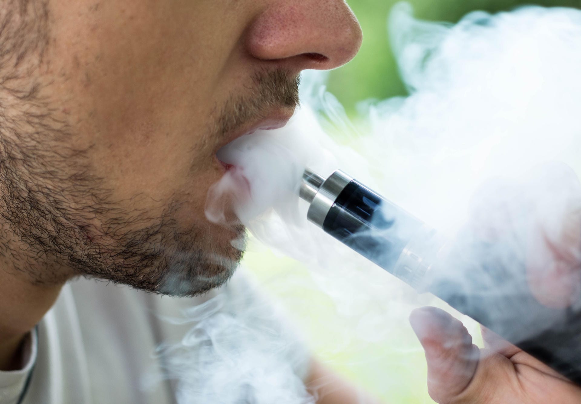 Ein Mann raucht eine E-Zigarette: In den Vereinigten Arabischen Emiraten ist der Import von elektrischen Zigaretten verboten.