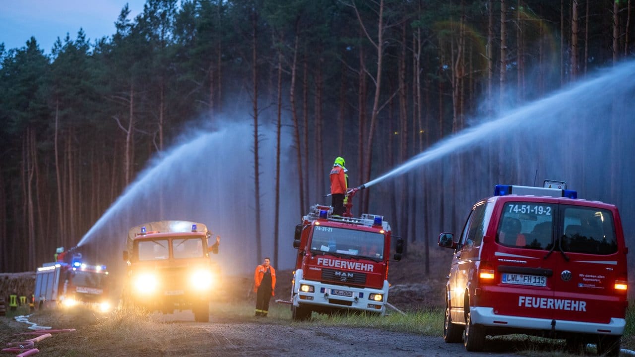 Feuerwehrleute löschen in der Nähe der evakuierten Ortschaft Alt Jabel einen großflächigen Waldbrand. Feuerwehrleute löschen in der Nähe der evakuierten Ortschaft Alt Jabel einen großflächigen Waldbrand.