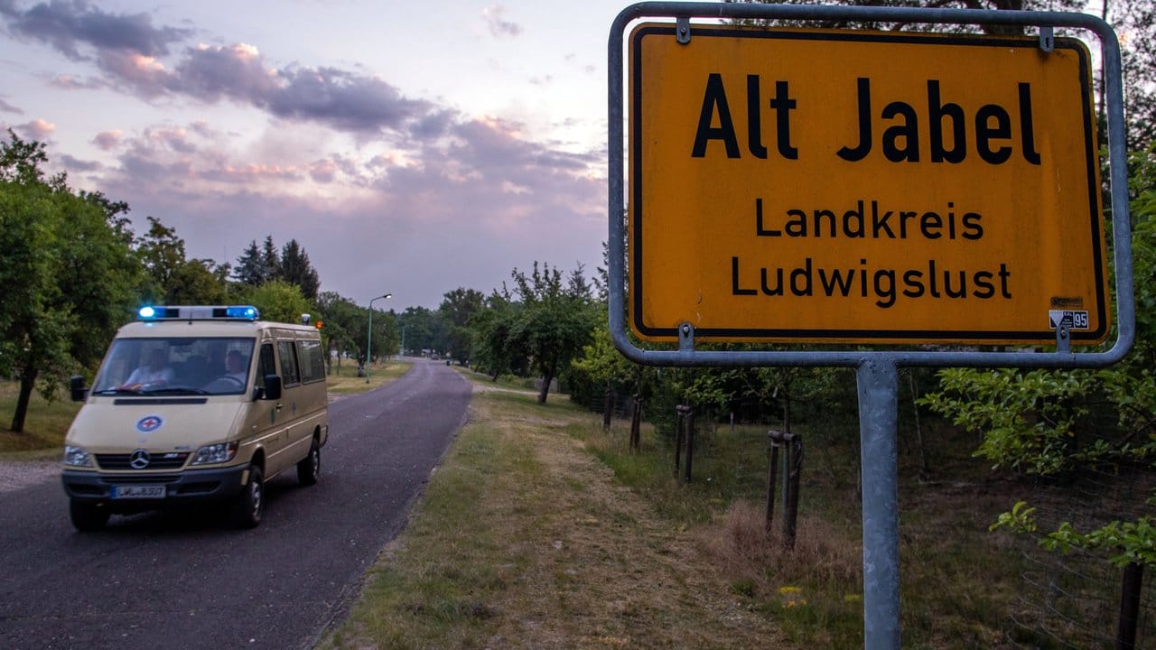 Ein Einsatzfahrzeug verlässt den evakuierten Ort. Ein Einsatzfahrzeug verlässt den evakuierten Ort.