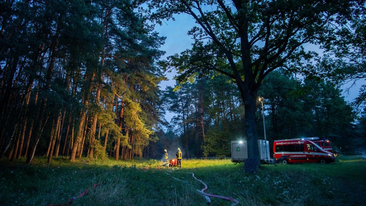 Das Löschwasser muss über lange Schläuche in Richtung Waldbrand geleitet werden. Das Löschwasser muss über lange Schläuche in Richtung Waldbrand geleitet werden.