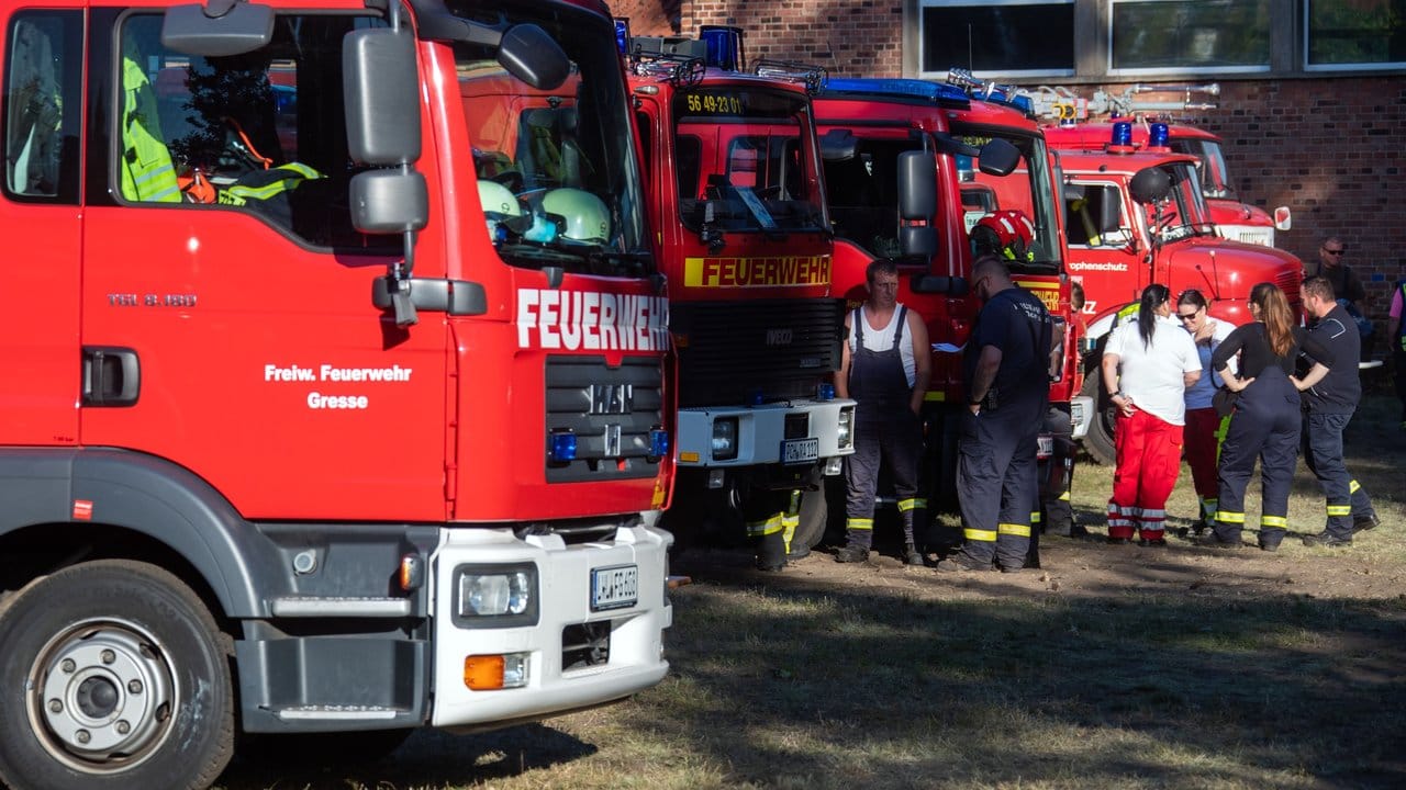Feuerwehrleute erholen sich im Krisenzentrum nach ihrem Einsatz. Feuerwehrleute erholen sich im Krisenzentrum nach ihrem Einsatz.
