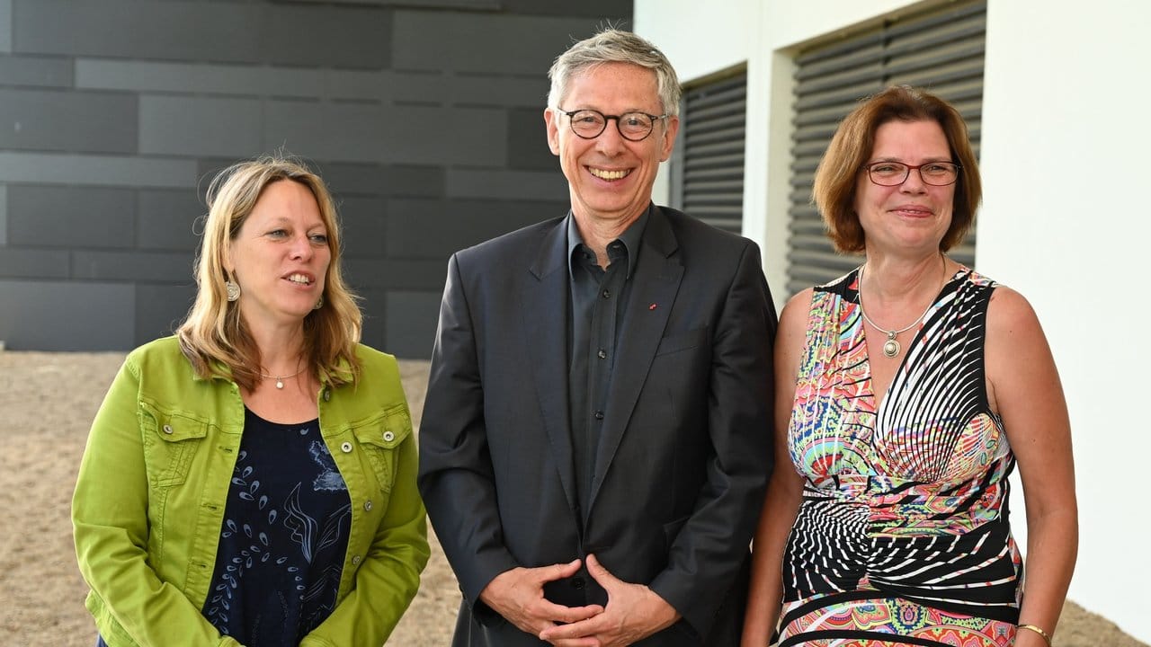 Maike Schaefer, Fraktionsvorsitzende von Bündnis 90/Die Grünen, der Bremer Bürgermeister Carsten (SPD) und Kristina Vogt, Fraktionsvorsitzende der Partei Die Linke (v.