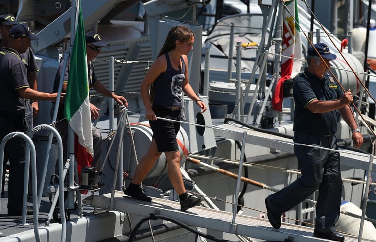 Ankunft in Sizilien: Carola Rackete verlässt am 1. Juli ein Polizeischiff in Porto Empedocle.