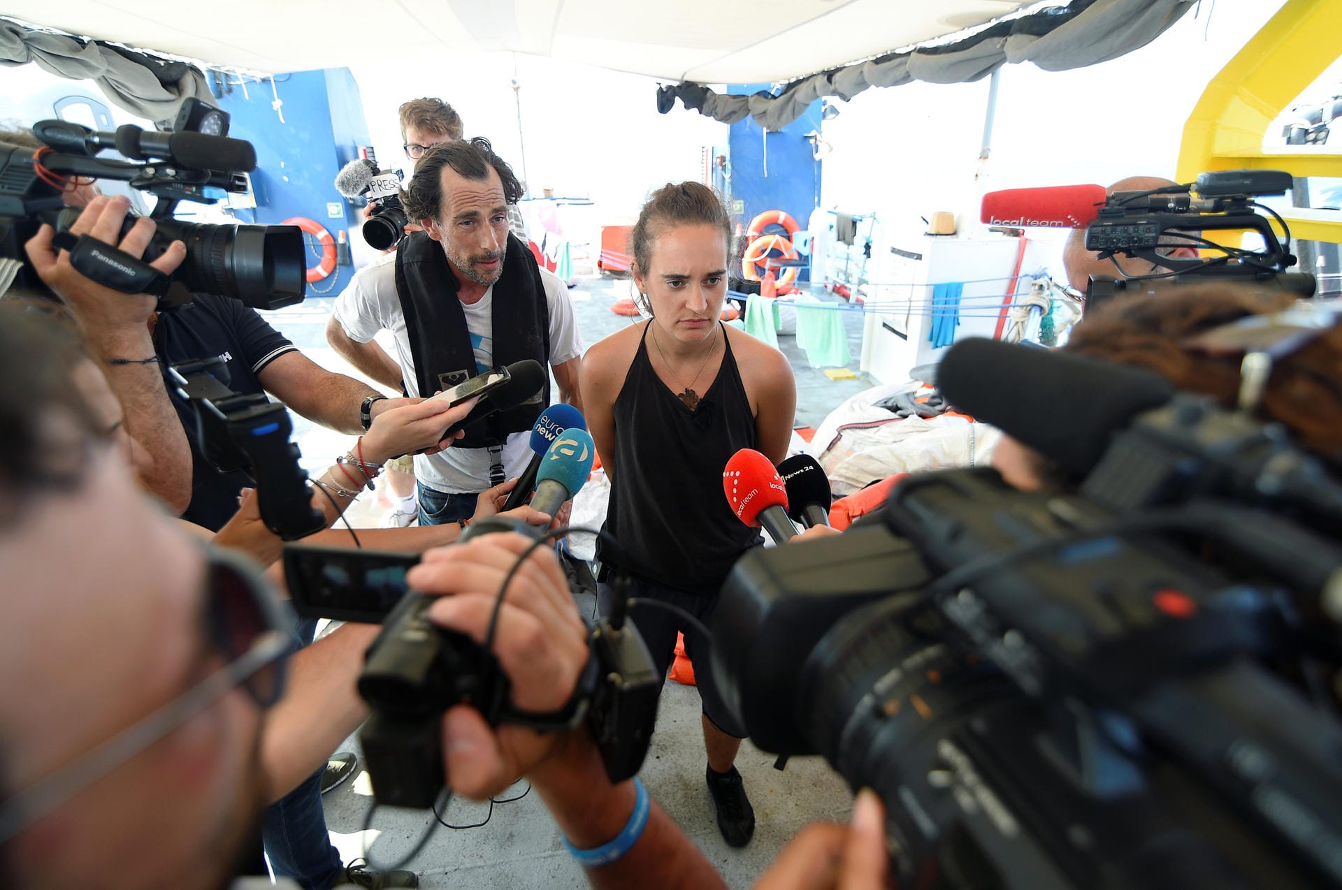Carola Rackete vor Journalisten: Zwei Tage vor ihrer Festnahme sprach die Kielerin mit Medienvertretern auf der "Sea Watch 3".