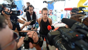 Carola Rackete vor Journalisten: Zwei Tage vor ihrer Festnahme sprach die Kielerin mit Medienvertretern auf der "Sea Watch 3".