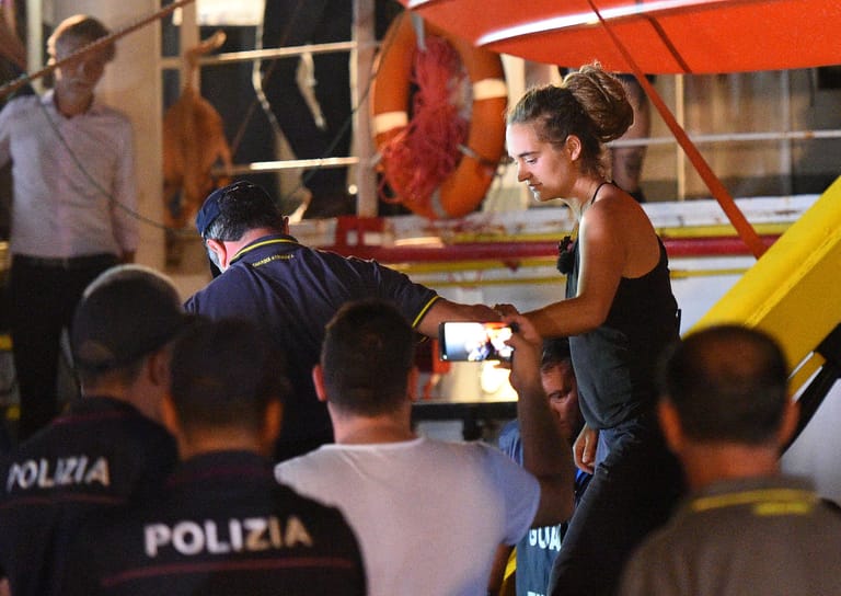 Festnahme am 29. Juli: Carola Rackete verlässt die "Sea Watch 3" nachdem sie in den Hafen von Lampedusa eingelaufen ist.