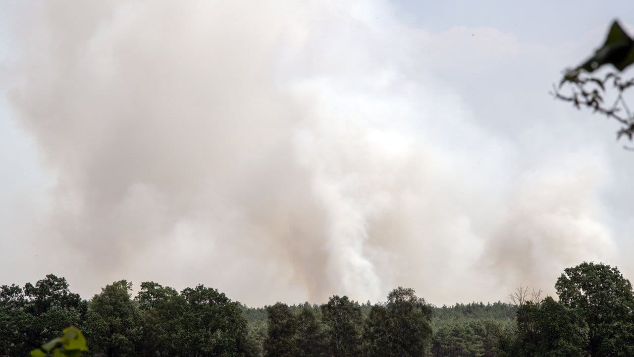 Rauch steigt in der Nähe der evakuierten Ortschaft Jessenitz-Werk aus dem Wald auf. Rauch steigt in der Nähe der evakuierten Ortschaft Jessenitz-Werk aus dem Wald auf.