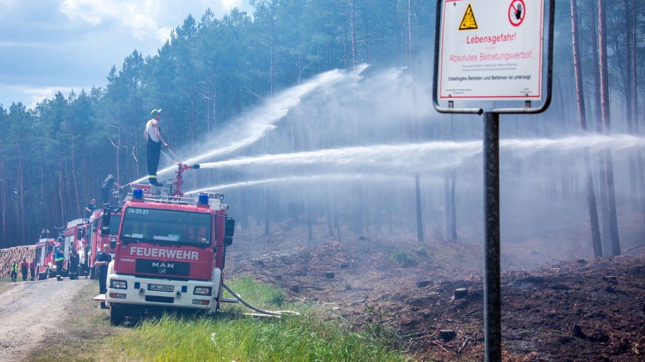 Die Feuerwehr muss aus der Distanz löschen - das munitionsbelastete Gebiet ist gesperrt. Die Feuerwehr muss aus der Distanz löschen - das munitionsbelastete Gebiet ist gesperrt.