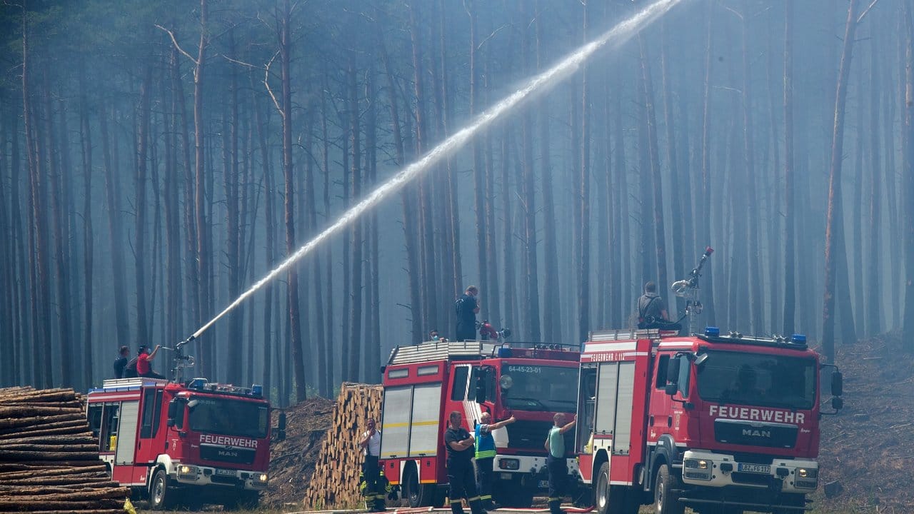 Wegen des Brands auf dem ehemaligen Truppenübungsplatz bei Lübtheen in Mecklenburg-Vorpommern mussten Hunderte Menschen ihre Wohnungen verlassen. Wegen des Brands auf dem ehemaligen Truppenübungsplatz bei Lübtheen in Mecklenburg-Vorpommern mussten Hunderte Menschen ihre Wohnungen verlassen.