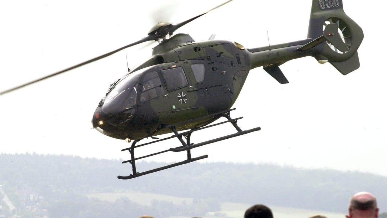 Ein Schulungshubschrauber der Bundeswehr vom Typ "EC 135" ist in Niedersachsen abgestürzt. Ein Schulungshubschrauber der Bundeswehr vom Typ "EC 135" ist in Niedersachsen abgestürzt.