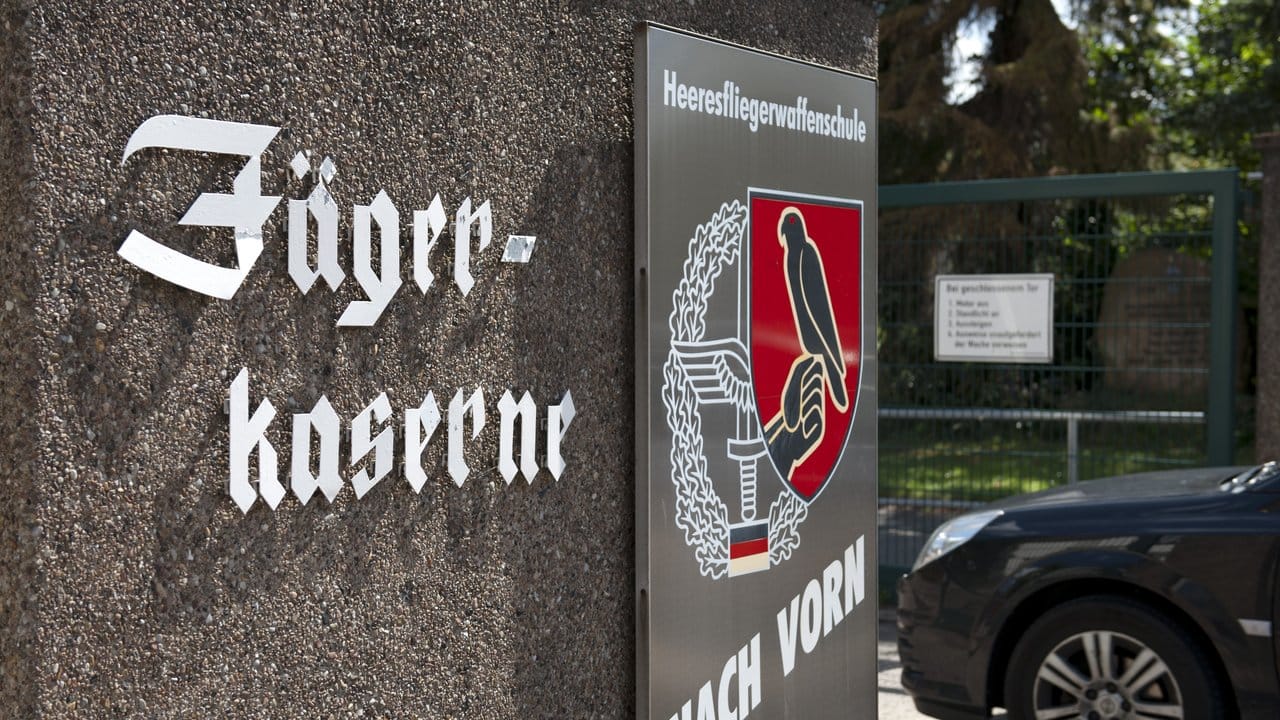Einfahrt der Jägerkaserne in Bückeburg: Hier war der abgestürzte Helikopter stationiert. Einfahrt der Jägerkaserne in Bückeburg: Hier war der abgestürzte Helikopter stationiert.