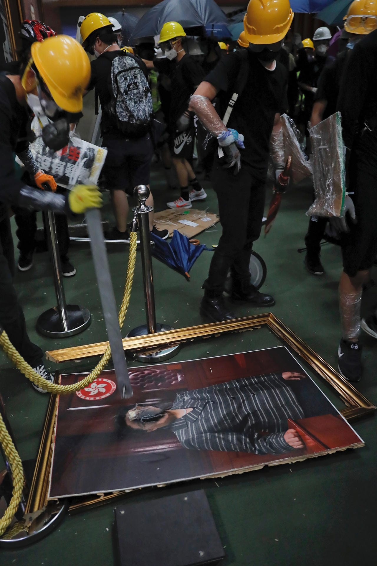 Beschädigtes Bild von Chief Executive Carrie Lam: Die Proteste in Hongkong richten sich hauptsächlich gegen die China-freundliche Politik der Regierungschefin.