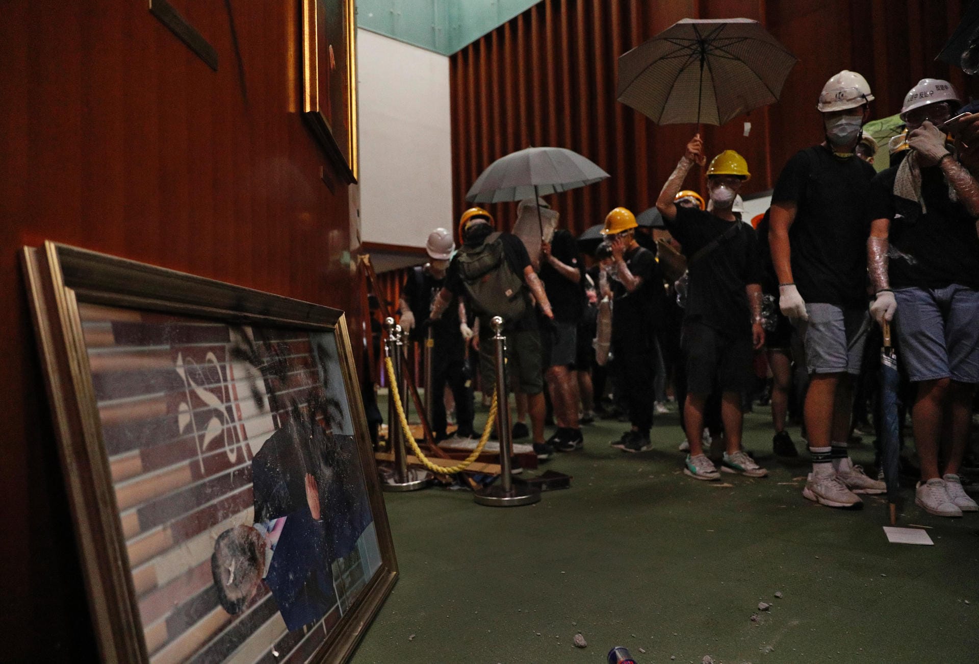 Zerstörte Bilder im Parlament: Demonstranten besprühten im besetzten Hongkonger Parlament die Bilder von China-treuen Politikern.