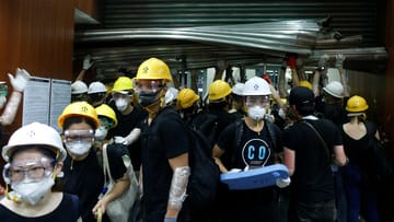 Bei der Erstürmung des Parlaments in Hongkong: Die Demonstranten verschafften sich von verschiedenen Seiten Zugang zum Gebäude.