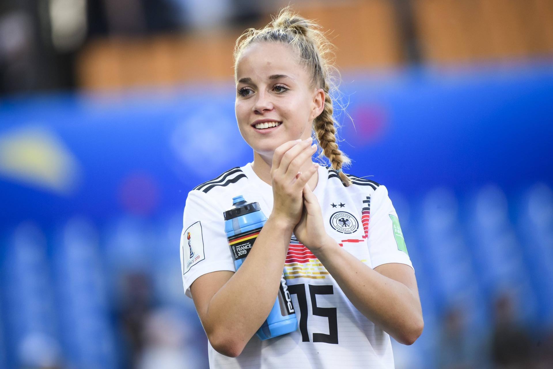 Giulia Gwinn: Eine der G(e)winnerinnen des Turniers in Frankreich. Nicht nur, weil die seit heute (Dienstag, 2. Juli) erst 20-jährige baldige Bayern-Spielerin alle Turnierspiele von Anfang an bestritt. Erzielte beim Turnierauftakt gegen China das Siegtor und überzeugte sowohl defensiv als auch offensiv mit viel Courage. Absolute Zukunftsspielerin. Note 2