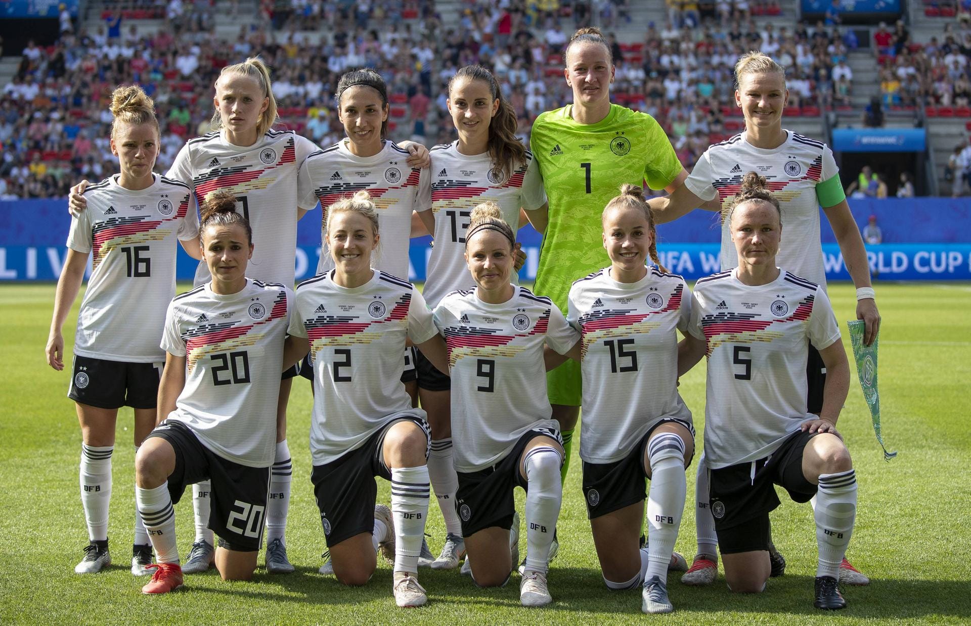 Die deutsche Nationalmannschaft schied bei der WM im Viertelfinale gegen Schweden aus und verpasste so auch die Qualifikation für Olympia 2020. t-online.de hat das DFB-Team in Frankreich begleitet und stellt abschließend ein Zeugnis aus. Anmerkung: Spielerinnen, die weniger als drei Mal beim Turnier in Frankreich zum Einsatz kamen, wurden nicht berücksichtigt.