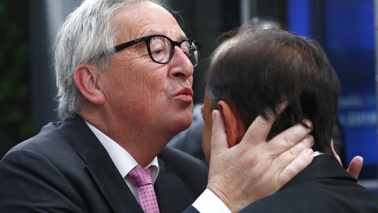 Daran wird man sich bei Jean-Claude Juncker immer erinnern: Der scheidende EU-Kommissionspräsident küsst beim EU-Gipfel mal wieder jemanden auf die Stirn.