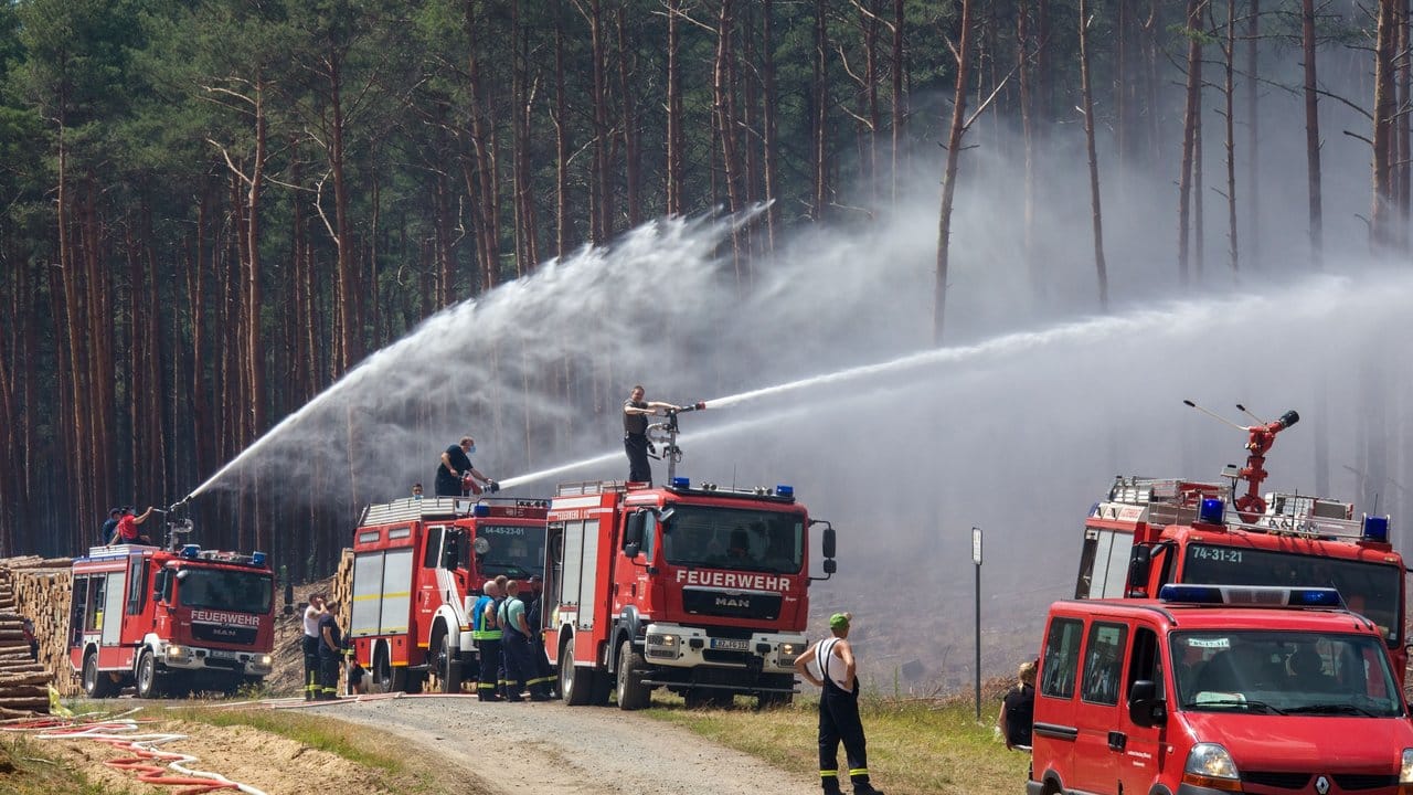 Löscharbeiten bei Alt Jabel in Mecklenburg-Vorpommern. Löscharbeiten bei Alt Jabel in Mecklenburg-Vorpommern.