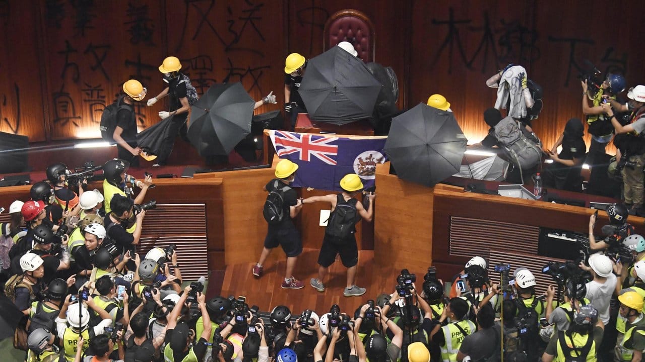 Demonstranten hissen im Hongkonger Parlament die Flagee der ehemaligen britischen Kolonie.